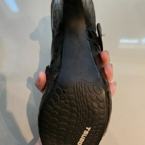 TSUBO Women's Black Textured Leather Sling Back 4-inch Pumps - Picture 7 of 14